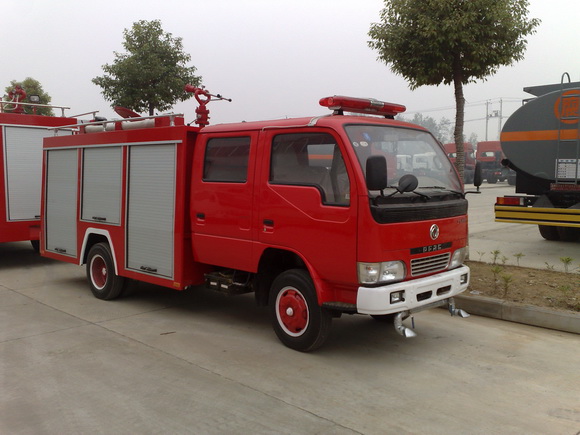 东风小霸王水罐消防车