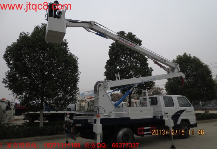 江玲14米登高车(国四)用江铃底盘加装上装部分而成;液压式三节折叠臂,最大作业高度14米,作业辐度5.7米; 采用国产、进口换向阀及液压油缸,换向平稳,操作灵活方便;随车安装四个液压支腿,以保证整车在操作时的稳定性与安全性;支腿与工作臂互锁,安全可靠,防止误操作过位.