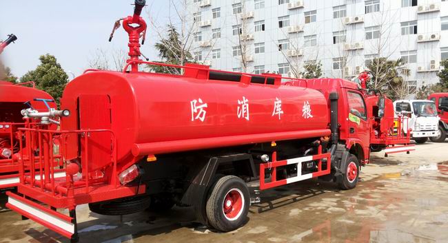 东风大多利卡消防水车(6-8T)一车两用,即可用作消防车,同时用于绿化洒水车,是一款多功能型消防车。消防车功能:该车安装了后置式消防泵,工作压力在1.0 Mpa,在发生为灾时启动消防泵,关闭洒水功能阀门,操作消防炮,射程达45米以上,消防炮流量大,射程远,即可灭火。