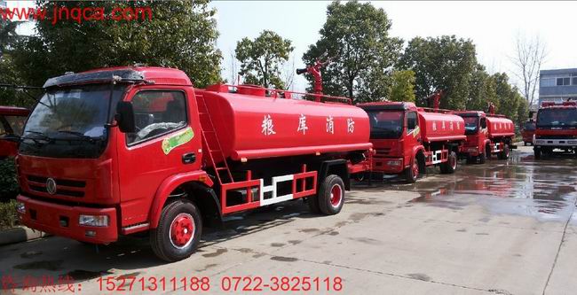 东风大多利卡消防水车(6-8T)一车两用,即可用作消防车,同时用于绿化洒水车,是一款多功能型消防车。消防车功能:该车安装了后置式消防泵,工作压力在1.0 Mpa,在发生为灾时启动消防泵,关闭洒水功能阀门,操作消防炮,射程达45米以上,消防炮流量大,射程远,即可灭火。