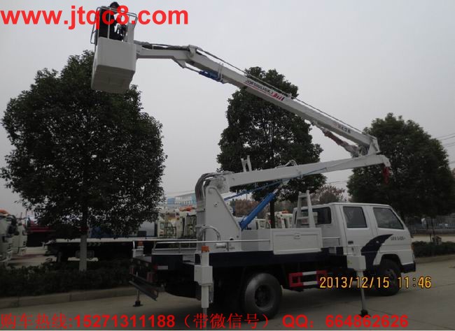 江玲16米高空作业车(国四)江铃底盘加装上装部分而成;液压式三节折叠臂,最大作业高度16米,作业辐度7.3米; 采用国产、进口换向阀及液压油缸,换向平稳,操作灵活方便;随车安装四个液压支腿,以保证整车在操作时的稳定性与安全性;支腿与工作臂互锁,安全可靠,防止误操作过位.