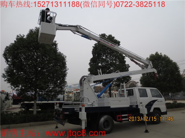 江铃14米升降车(国五)采用江铃新顺达国五底盘加装上装部分而成;液压式三节折叠臂,最大作业高度14米,作业辐度5.7米; 采用国产、进口换向阀及液压油缸,换向平稳,操作灵活方便;随车安装四个液压支腿,以保证整车在操作时的稳定性与安全性;支腿与工作臂互锁,安全可靠,防止误操作过位.