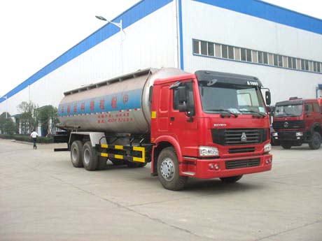 重汽豪泺后八轮粉粒物料运输车