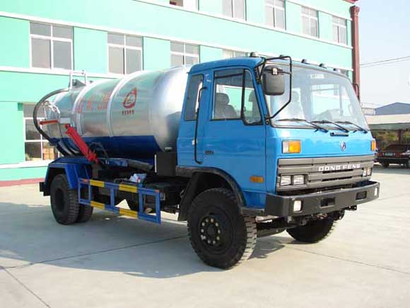 东风153平头真空吸污车