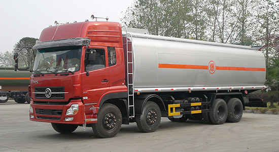 东风天龙前四后八加油车