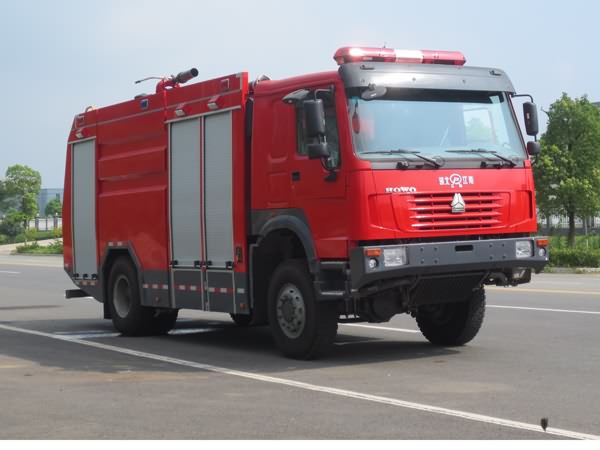 重汽四驱越野泡沫消防车